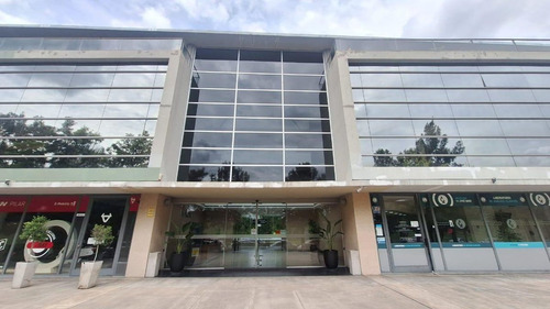 Oficinas Y Lote Cocheras 21 Cub Polo Uno Pilar