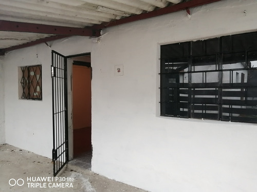 Publicado 5 De Julio De 2025 Por López & Hernández Alquila Casa De 2 Dormitorios Lugar Para Coche. Centenario 1686