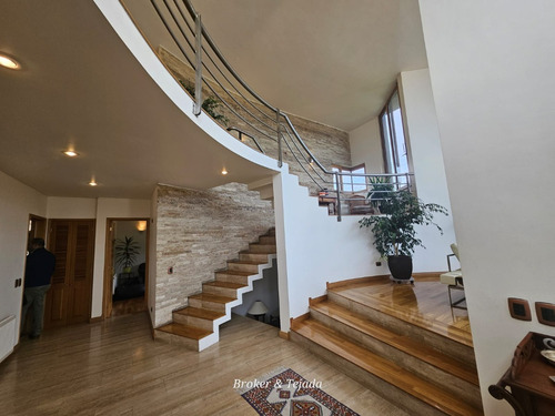 Tejada 5dormt+2estar+5baños+piscina+moderna.