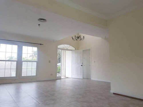 Casa En Alquiler En Barrio Barrancas Del Lago, Nordelta