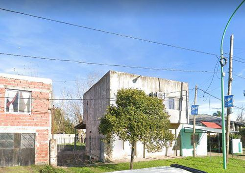 Casa En Venta - 2 Dormitorios 2 Baños - Jardín - 177.72mts2 - Punta Lara, Ensenada