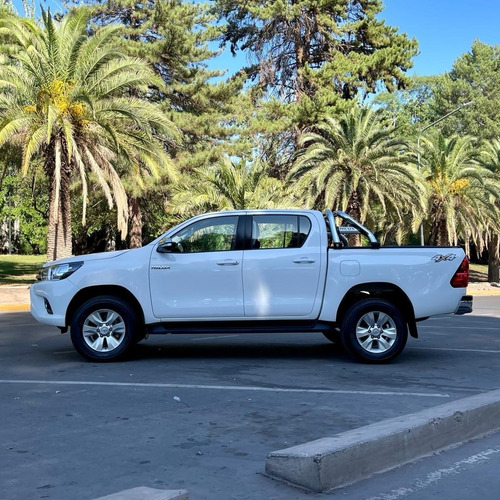 Imagen 2 de 10 de Toyota Hilux 2.8 C/d 4x4 Tdi Srv At6 177cv 2017