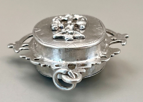 Antiguo Relicario Colonial Cincelado A Mano En Plata #11 (Usado)