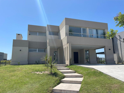 Casa En Venta - 3 Dormitorios 3 Baños - 200mts2  - Puertos Del Lago