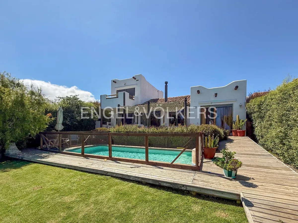 Imagen 1 de 26 de Casa Con Piscina Y Amplio Jardín En Maitencillo
