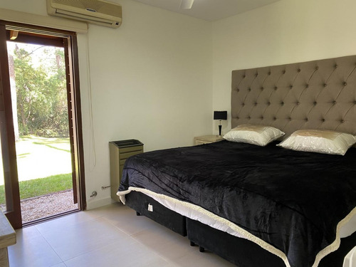 Casa En Venta En Carilo