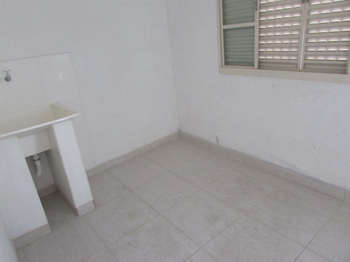 Imagem 2 de 14 de Casa 2 Quartos Com Terreno De 250 M2, Isolada Dos 2 Lados