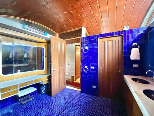 Casa En Venta De 4dorm, 3 Serv, Piscina, Jardin. En Vitacura