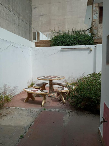 Imagen 3 de 13 de Casa En Venta Rosario Ph. Patio - Cocina Separada - Dos Dormitorios - Comedor Diario - Parilla.