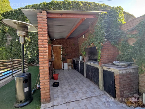 Imagen 15 de 18 de Casa Moderna En Venta De 3 Dormitorios. Cochera. Pileta. Quincho.