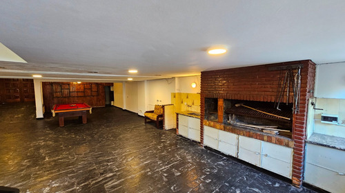 En Venta Chalet De 4 Ambientes Con Dependencia . Barrio San Carlos.