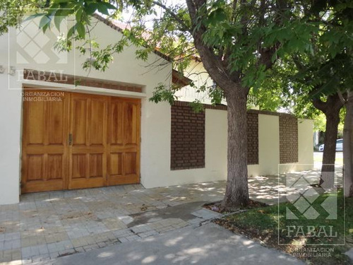 Casa Alquiler O Venta Santa Genoveva, 3 Dormitorios, 3 Baños, Quincho-garaje Y Jardín