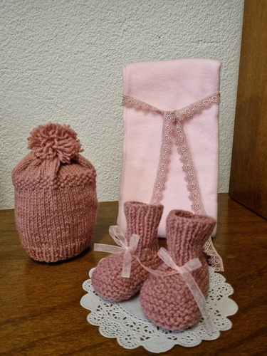 Conjunto De Bebe En Lana Gorro Escarpines Manta Y Bata Nena