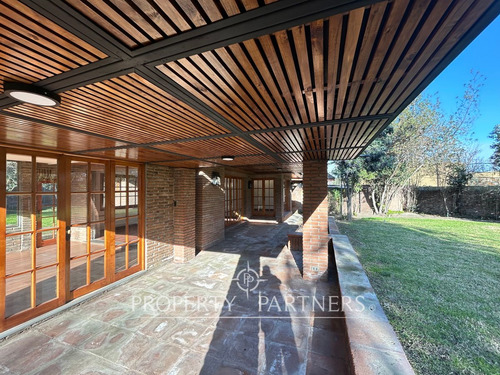 Espectacular Casa Completamente Remodelada En Sect...