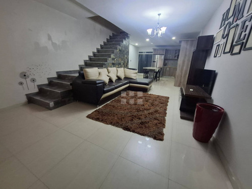 Amplio Townhouse En Venta En La Urb. Los Cortijos De Oriente