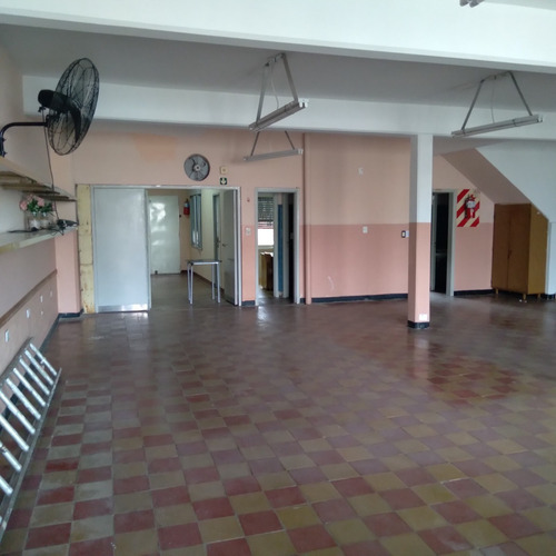 Imagen 7 de 18 de Local Amplio Con Oficina Con Baño Y Dos Vestuarios Con Baños Fondo Libre Con Parrilla.