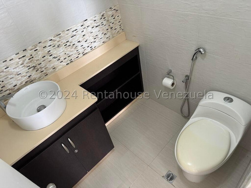 Espectacular Apartamento Duplex Con Clima De Montaña Y Terraza, Urb. Alto Hatillo. Mo 24-24908