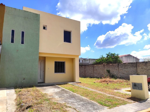 Townhouse En El Conj. Residencial Villas De San Rafael, Pueblo De San Diego