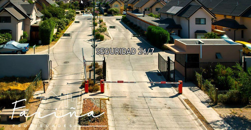 Arriendo Casa 3d, 4 Baños Y Servicio - Portones De Chicureo