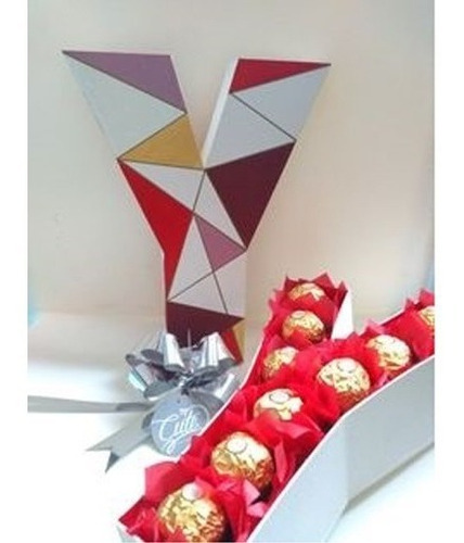 Letra G Decorada Con Chocolate Ferrero Para 14 De Febrero