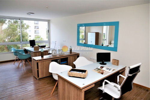Venta En Bloque, Único Edifico Corporativo En Punta Del Este.- Ref: 13593