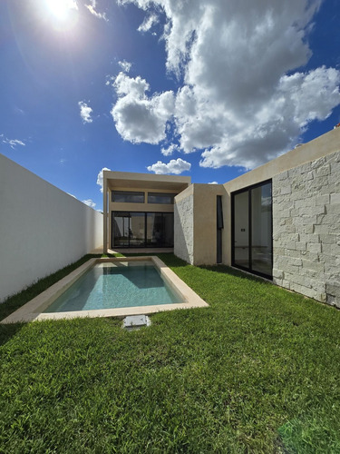 Casa De Una Planta En Privada Residencial En Xcanatun Al Norte De Merida