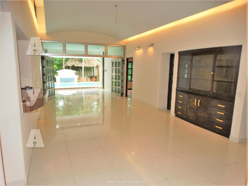 Casa En Venta, Estilo Clásico ,4 Recámaras En Residencial Campestre, Cancún