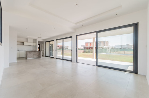 Imagen 3 de 25 de Casa 4 Ambientes En Venta Lagos De Canning I