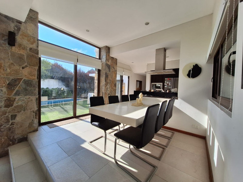 Moderna Casa En Lomas De Montemar, Concón