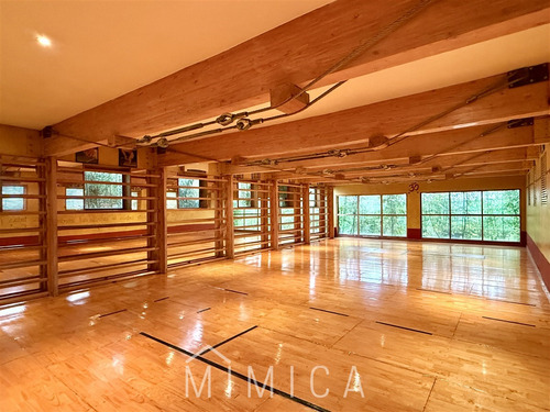 Casa De Tres Pisos Con Moderno Estilo Arquitectónico