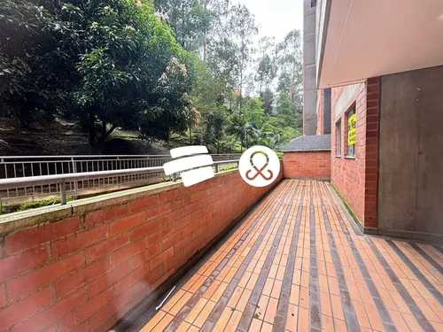 Vendo Apartamento En Itagüí, Con Terraza, A Dos Cuadras Del Parque Principal