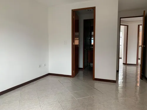 Vendo Apartamento Ubicado En La Parte Baja De La Loma De Los Bernal, Suoer Bien Ubicado