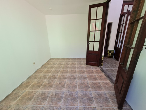 Vende Casa 3 Dormitorios, Patio Con Parrillero Y Garaje