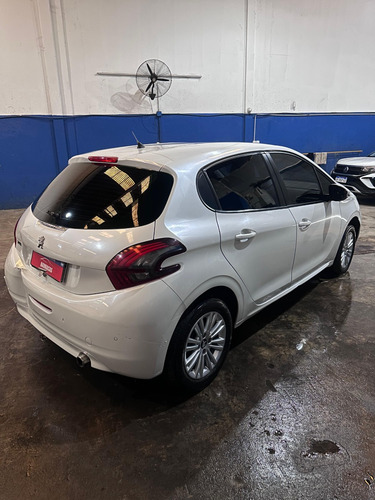 Peugeot 208 Allure 1.6 115 Inundado