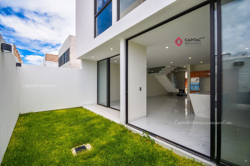 Casa De Lujo Nueva En Venta En Solares Zona Real