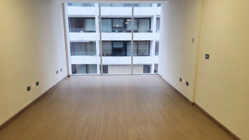 Oficina En Arriendo, Amplia Y Luminosa, En Las Condes