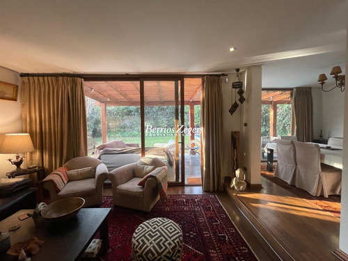 Casa En Venta De 4 Dorm. 4 Baños En Condominio En Las Condes