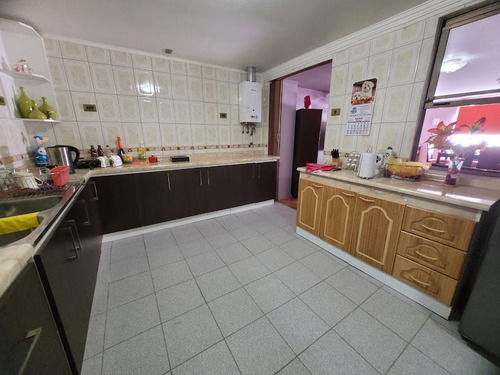 Casa Con Amplios Espacios, En Pasaje Cerrado