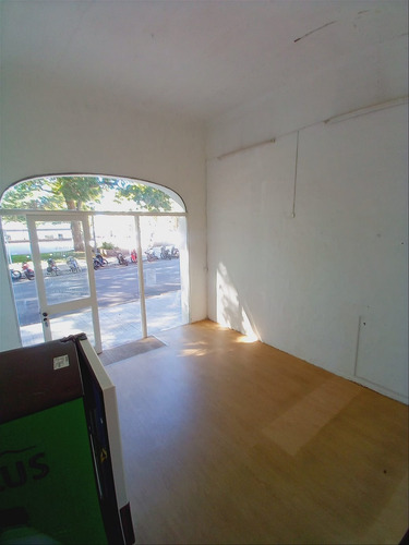 Se Alquila Local Comercial En El Centro De Colonia