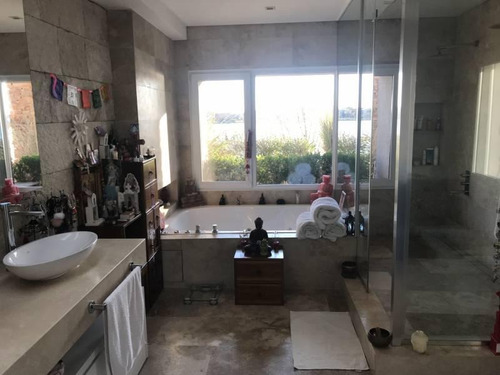 Imagen 17 de 30 de Nordelta | El Golf - Exclusiva Casa En Venta Impecable Vista Al Lago.