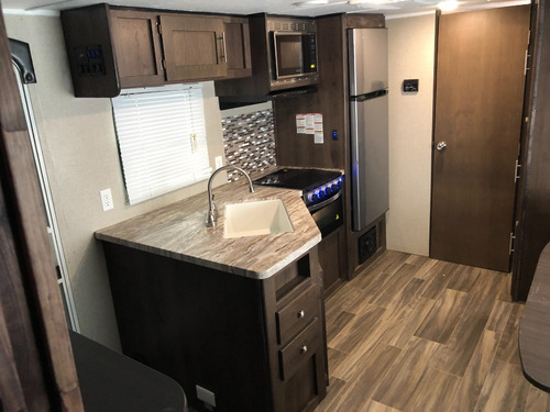 Imagen 8 de 15 de Motor Home Trailewr Home 2019 Shasta 23 Pies Casa Rodante Ac