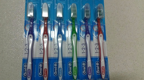 Escova Dental Oral B 1.2.3 Limpeza Brilhante 12 Unidades