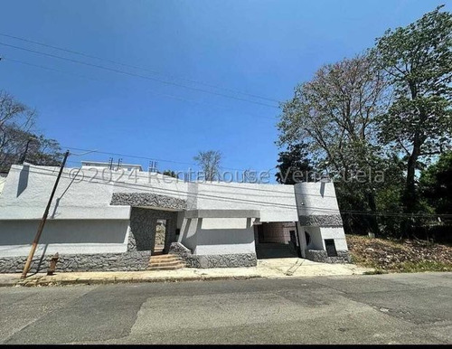 Casa Moderna Totalmente Remodelada, Con Amplios Espacios Iluminados Colinas De Guataparo 24-23018