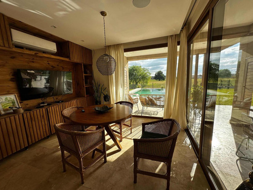Casa En Venta - 5 Dormitorios 6 Baños - Escobar