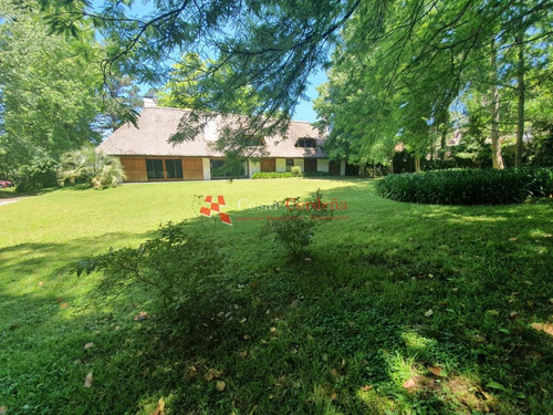 Casa Exclusiva En La Zona Del Golf.- Ref: 1540
