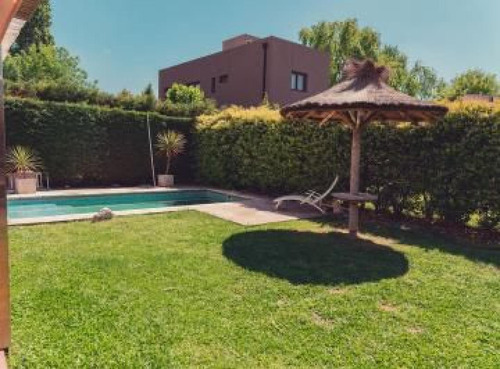 Casa En Venta - 5 Dormitorios 3 Baños - Pilar