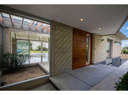 Se Vende Casa 750m2 4h+2s/5.5b+s/10p La Lagunita 9183