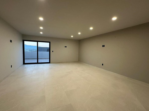 Se Vende Hermosa Residencia Con Diseño De Autor En Lomas De Juriquilla
