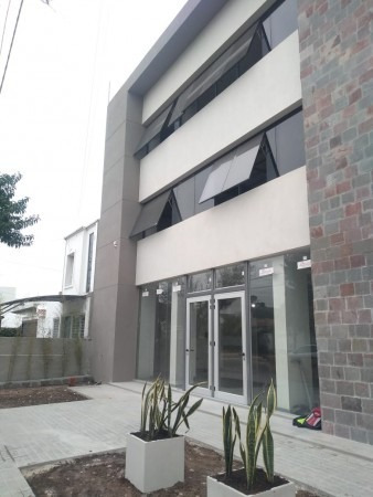 Imagen 2 de 8 de Alquilamos Local De 200 M2 En Cerro De Las Rosas