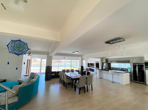 Casa En Venta - 4 Dormitorios 4 Baños - Cocheras - 850mts2 - Escobar